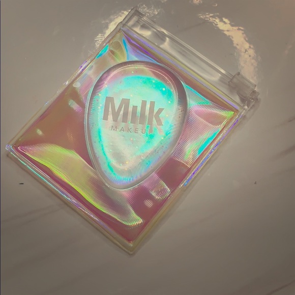 Milk foundation blend applicator - Picture 2 of 3